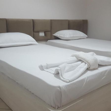 B & D Apartment Sarandë エクステリア 写真