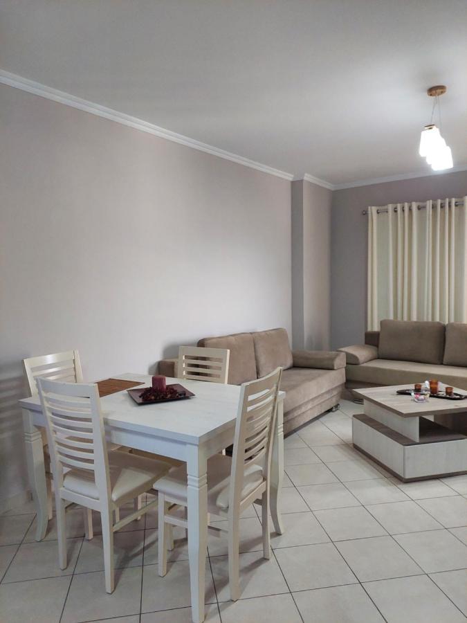 B & D Apartment Sarandë エクステリア 写真