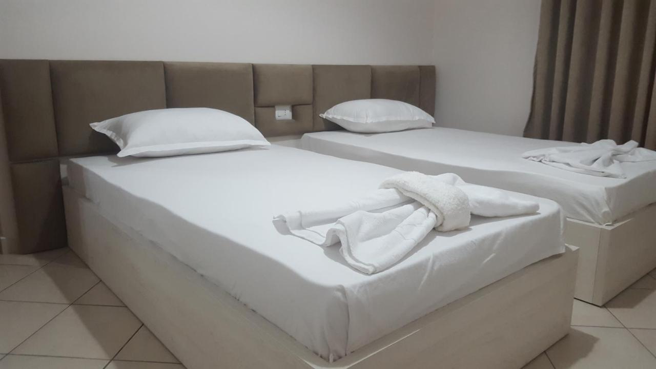 B & D Apartment Sarandë エクステリア 写真
